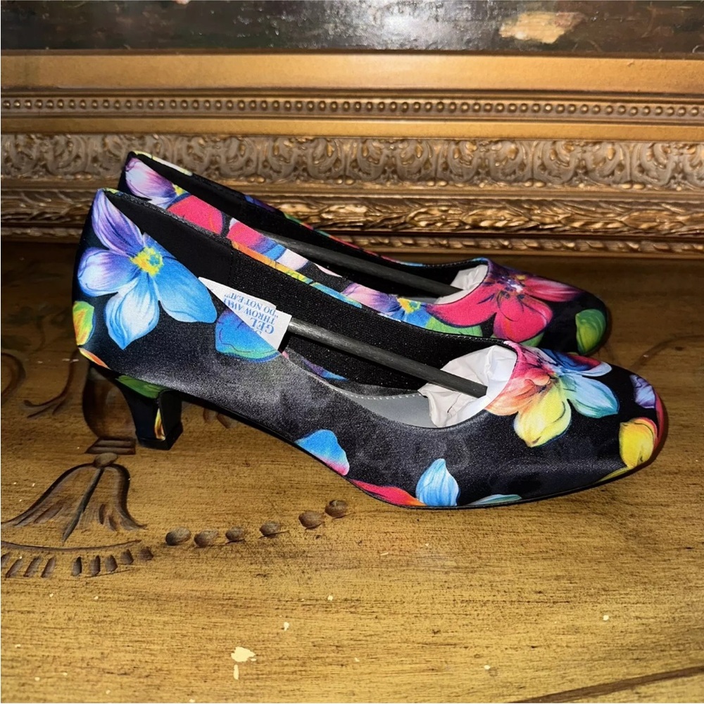 Black Vibrant Colors Tropical Floral Heels Closed Toe Pumps Shoes NWT Size 11